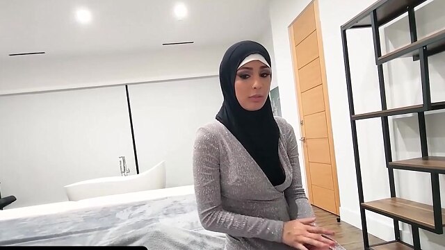 Hijab Girl Nina Grew Up Watching American Teen Movies And Is Obsessed With Becoming Prom Queen
