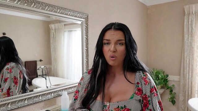 MommyBlowsBest - Juicy hot milf stepmom Payton Preslee drains my balls