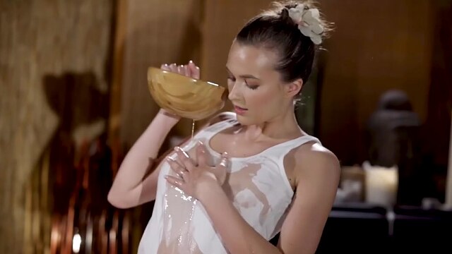 Oiled teen slides big tits all over client - Massage Rooms