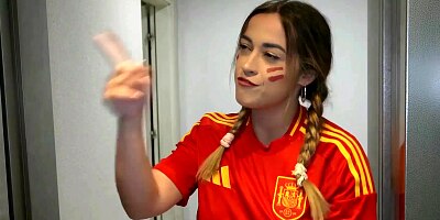Une Supportrice Espagnole Au Gros Cul Baise En Anal Et DP Dans Un Parking Aprs Le Match De Foot!